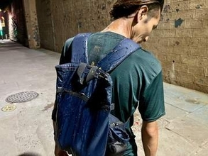 ガンジス川ほとりで少年の物乞いを拒んだら…牛糞入り水風船を投げつけられて入院　インドで遭遇した悪質行為に怒りがおさまらない