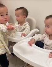 「双子ちゃん？」→「いいえ、三つ子です」 わずか2分差でもしっかり者の姉「既に母性本能！」