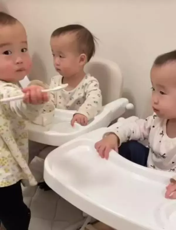 「双子ちゃん？」→「いいえ、三つ子です」 わずか2分差でもしっかり者の姉「既に母性本能！」