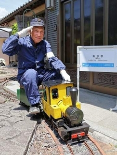 出張運転150回　乗降客3万人超　京都丹波鉄道名乗る「新幹線のおっちゃん」　好きが高じて自宅庭に全長60メートルの鉄道建設