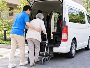 デイサービスの送迎に間に合わない　働きながら介護する52歳妻　どうすれば仕事を続けられる？　生活にあったサービスの利用法【社会福祉士が解説】
