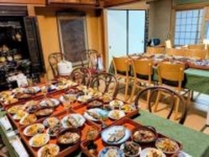 寺嫁が30人分の手作り料理！　焼き魚、煮物、和え物…ずらりと並ぶ食卓　前日から仕込み、料理は独学「コレを作ったとはすごい」「アッパレ」
