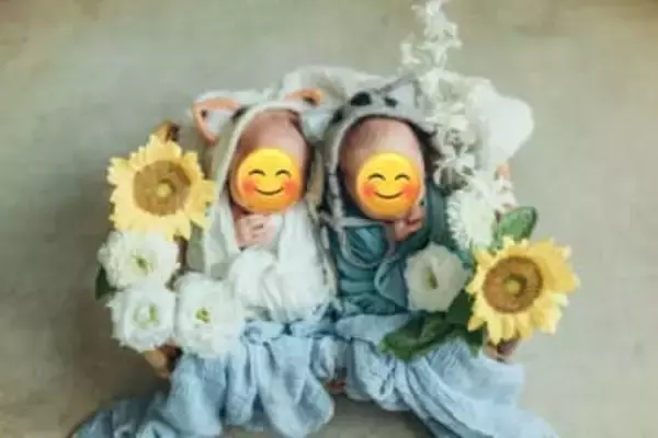 0歳双子、戦争を生き抜いた100歳の曽祖父と初対面…ネット感動「奇跡」「頭の形がそっくり」