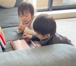 「保育園行くよ～」タブレットに夢中で動かない2歳双子　パパの最終手段に「逃げろ〜」大慌て動画が123万再生「トテトテ感がかわいすぎ♡」