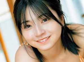 アイドル卒業から1年　透き通る陶器肌の正統派美女　大胆V字＆横開きの黒ワンピ水着に「衣装が窮屈そう」「この水着のほのちゃん優勝すぎ」