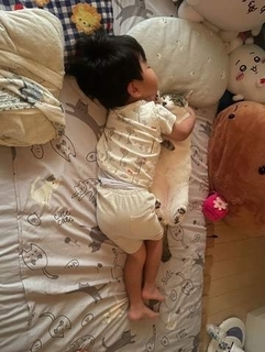弟猫に「夏祭り、一緒に行こうね」寄り添って寝た4歳息子、次の日に…「愛おしすぎます」