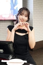 「履いてないみたいに見えるけど…」 霧島聖子、シャワールームで輝く極上ヒップ　写真集表紙は「お尻が光っている」「朝から刺激が強すぎ」
