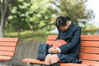 友達が部活で汗を流す放課後、私は祖母のオムツ交換——バスケ部を諦めた16歳　中高生20人に1人「ヤングケアラー」の見えない現実【社会福祉士が解説】