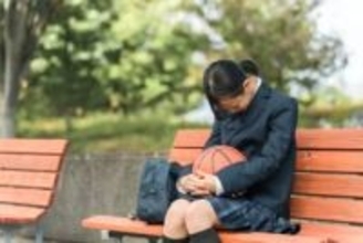 友達が部活で汗を流す放課後、私は祖母のオムツ交換——バスケ部を諦めた16歳　中高生20人に1人「ヤングケアラー」の見えない現実【社会福祉士が解説】