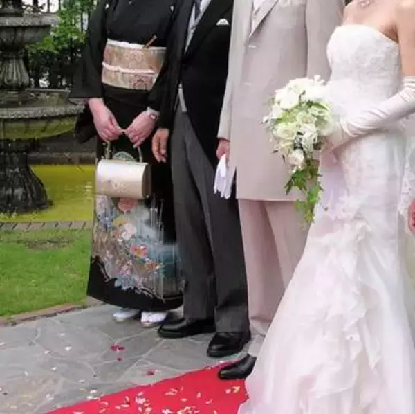 息子の結婚式は8月　屋外の演出もあるのに選択肢は黒留袖だけ　「暑さで倒れないか心配です」【元ブライダルコーディネーターが解説】