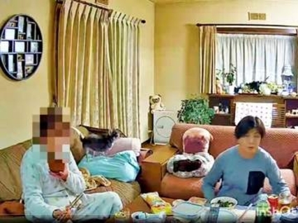 かまってほしい……チワワが、ポイッと投げたモノ　家族が唖然、SNS騒然「ゴール決まったね」「すごい勢いで飛んでるｗ」