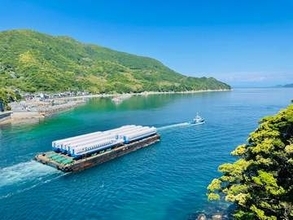 水面を進む白と青の車両　ポンポン船が引っ張る「新幹線」の海上輸送がのどか　「プラレールみたい」「人生でそう巡りあえない」