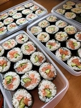 日本と言えば…持ってきてくれるよね？　オランダの学校ピクニックで母は朝６時から手作り弁当　「きれいすぎ」「お寿司屋さんになれるよ！」