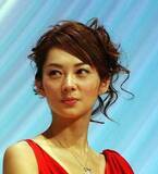 「「電車男」エルメスから21年…伊東美咲49歳　衰え知らずの美貌にネットうっとり　「相変わらず素敵」「本当に何十年も変わらないよ」」の画像1