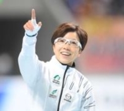 「奈緒ちゃんらしい」「カッコイイユニフォーム」小平奈緒39歳、引退後の新しいユニフォーム姿が話題「さりげないこだわりが良い」