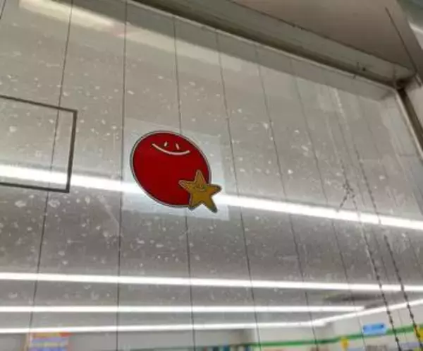 「どこかでみたことあるけど…何だっけ」ファミマの窓で見つけたステッカー　太陽と星マークに「いるんですか？」「ずっと探してる」
