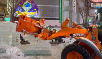 破壊の美学？　容赦なく重機で破壊される氷像たち　さっぽろ雪まつり、終了後シーンも見てほしい！