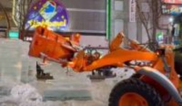 破壊の美学？　容赦なく重機で破壊される氷像たち　さっぽろ雪まつり、終了後シーンも見てほしい！