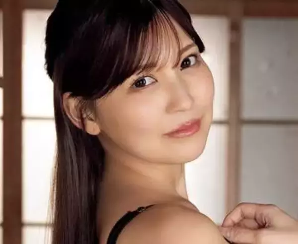 88センチEカップとまん丸お尻　注目アイドルの見返りポーズにもうっとり　149センチのミニマムボディの破壊力がえげつない