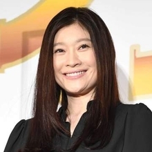 「隣がガチの篠原涼子さん」鼻にピアス…俳優息子の動画に映り込む　「ママなのやばい」「めちゃくちゃママ似」親子共演にネット驚き