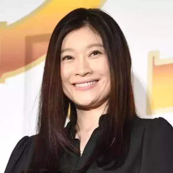「隣がガチの篠原涼子さん」鼻にピアス…俳優息子の動画に映り込む　「ママなのやばい」「めちゃくちゃママ似」親子共演にネット驚き