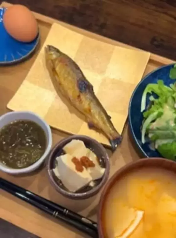 鍋もフライパンも使わず「ほぼ調理ゼロ」なのに品数ずらり　夫も大満足の“晩ごはん”に反響「天才」「真似します」