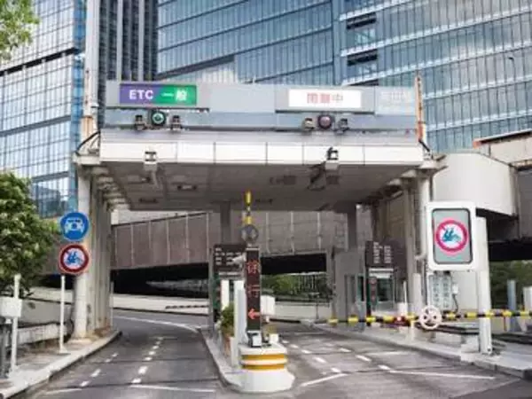 首都高にトラ柄遮断機、空気膨らませたエアー遮断機……高速道路に実在する珍しい遮断機3選