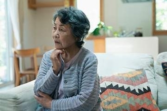 お盆に帰省したら親の物忘れが増えていた…「いつもと違う」どんな変化に気をつける？　遠距離介護で最初に確認したい相談先【社会福祉士が解説】