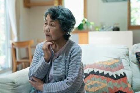 お盆に帰省したら親の物忘れが増えていた…「いつもと違う」どんな変化に気をつける？　遠距離介護で最初に確認したい相談先【社会福祉士が解説】