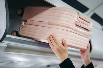 飛行機で「私、力ないんで」と、荷物をCAに丸投げ→今って、自分で「持てない荷物」はNGじゃないの？　航空会社に聞いた新ガイドラインへの対応は……