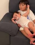 「「なんだこれ…ずっと見てられる」5歳兄に全力で甘える1歳妹→ふたりのくつろぎタイムに「愛しかない♡」」の画像1