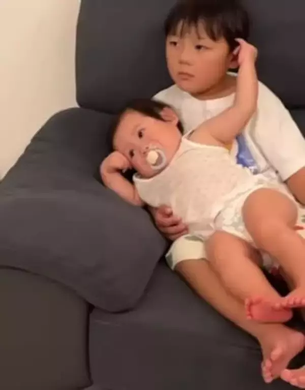 「なんだこれ…ずっと見てられる」5歳兄に全力で甘える1歳妹→ふたりのくつろぎタイムに「愛しかない♡」