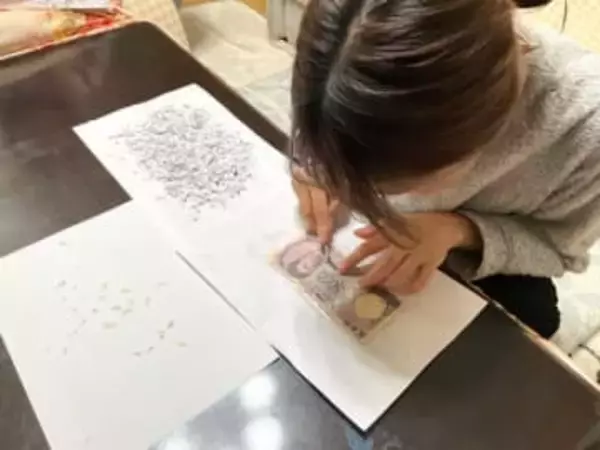 シュレッダーにかけた封筒に「五千円札」が入ってた！→呆然としてると、次女「修復できるかも」　家族4人で挑んでみたら……