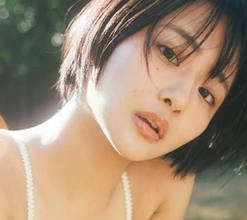 花屋の看板娘、ニットビキニでソファにごろん！　バスケタレントが魅せるキュートな健康美