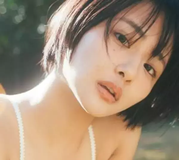 花屋の看板娘、ニットビキニでソファにごろん！　バスケタレントが魅せるキュートな健康美