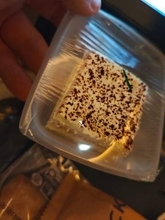 機内食でメインの後に焼き豆腐のようなもの　しまった！何かの料理に入れる用？と思ったら実は…　「醤油までかけてしまった！」