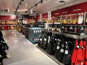 ギターショップにしか見えない…！？　音楽家が驚いたスペインの店とは？「試奏したい」「ビンテージとかあったりして」