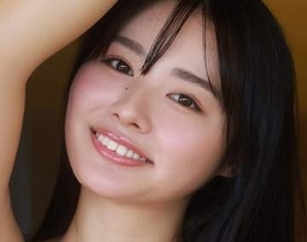 ド迫力の体型論争で話題　グラビア界のラスボス豊島心桜　熱いリクエスト受け未公開カットの写真集は「見て暖まってください」と自信満々　「水着のヒモが細〜い」「最高にセクシー」