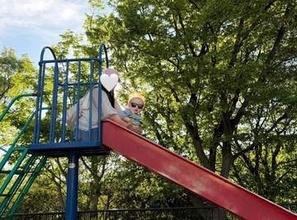 1歳息子の「滑り台デビュー」の写真に驚き！「パヤ毛に奇跡、神々しすぎるだろ」「天使すぎて拝んでしまった」