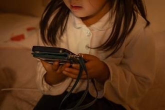 4歳娘がスマホでポチポチ→17万円のギターを落札　「発送をお待ちください」の画面に30代父「一瞬で全てを悟りました」