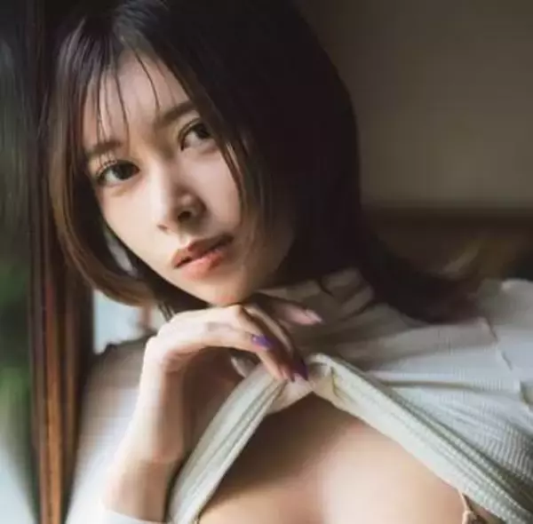 90センチ砲でブラがはちきれそう！　トップスたくし上げ溢れる野性的フェロモン　Iカップ美女の写真集タイトルは「これでもか！」
