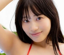 「わがままボディ」「おへそが可愛い」 Gカップ元美容師のアイドル旭萌花　王道三角ビキニで魅せた特大ポテンシャル