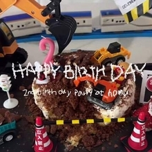 2歳息子の誕生日、ケーキを食べないので→わざと崩してみて、驚きの光景に……　息子大興奮「発想すごい」「大人だけどこれして欲しい」