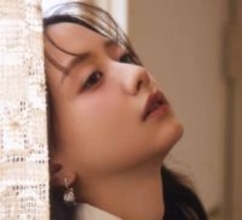 ミニ丈のニットワンピ、超ミニスカコーデを披露　美デコルテ＆美脚が輝く30歳フリーアナ