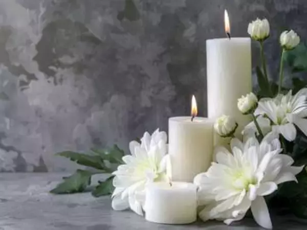 「もう34年になるのですね」26歳で亡くなったカリスマ歌手の命日…妻と息子が墓参りを報告