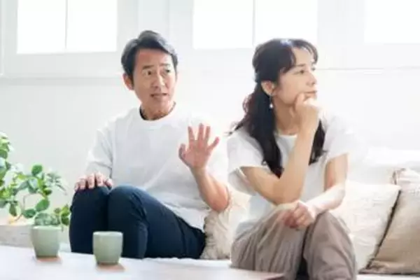 ＜なぜ？＞自分からは絶対に謝らない妻…そんな態度に冷めた夫に心理や対処法を解説　離婚理由になる？子供への影響は？