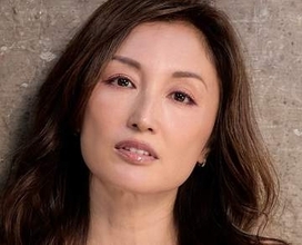 色香溢れるランジェリーやキャミ姿　3児の母・井上晴美の変わらぬ豊満ボディ　27年ぶり＆ラストグラビア写真集リリース