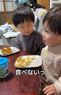 パンを食べない1歳弟に→3歳兄がやさしく言い聞かせた言葉は……　母が笑顔に「にぃにのお顔も可愛い」「いつも優しいね」