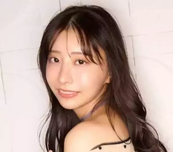 まん丸美尻際立つ黒レース水着　色気ムンムンの後ろ姿で悩殺　元AKB美女「お気に入りは三つ編みをしている紫の水着です」