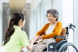 【介護施設】選ぶ際に重視するポイント、最多は「月額利用料」　最終的な決め手は？